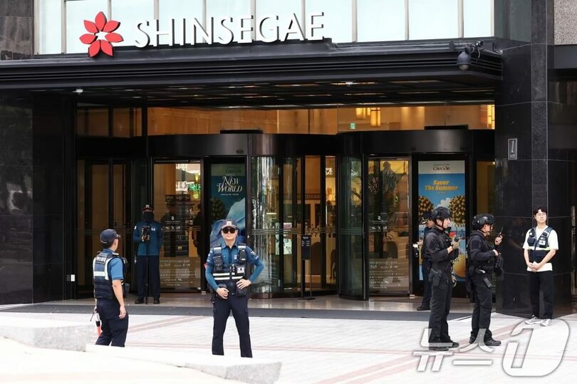 「ソウル・新世界百貨店本店に爆発物を仕掛けた」という書き込みが投稿され、百貨店の出入り口を統制する警察官(c)news1