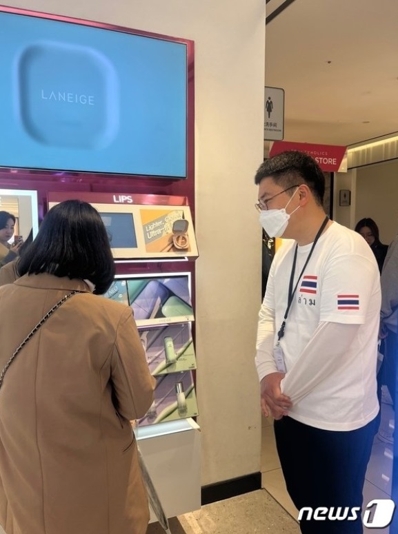 新世界免税店はベトナム・タイ語ショッピングヘルパーを常時配置している（新世界免税店提供）(c)news1