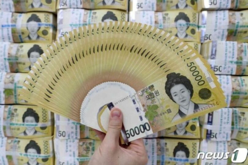 銀行の偽変造対応センターで五万ウォン札紙幣を調べる職員(c)news1