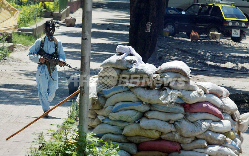 パキスタンで急進派イスラム神学生と警察が銃撃戦、少なくとも3人が死亡