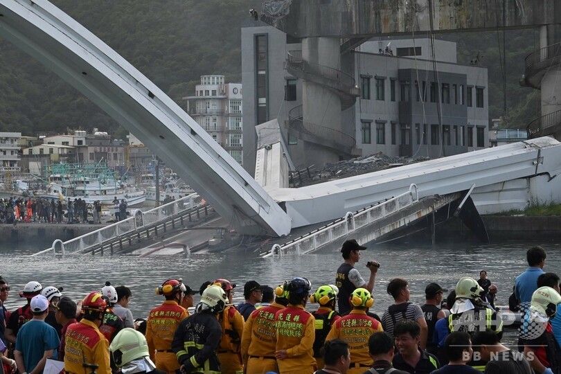 台湾で橋崩落 12人負傷、6人が下敷きになった可能性