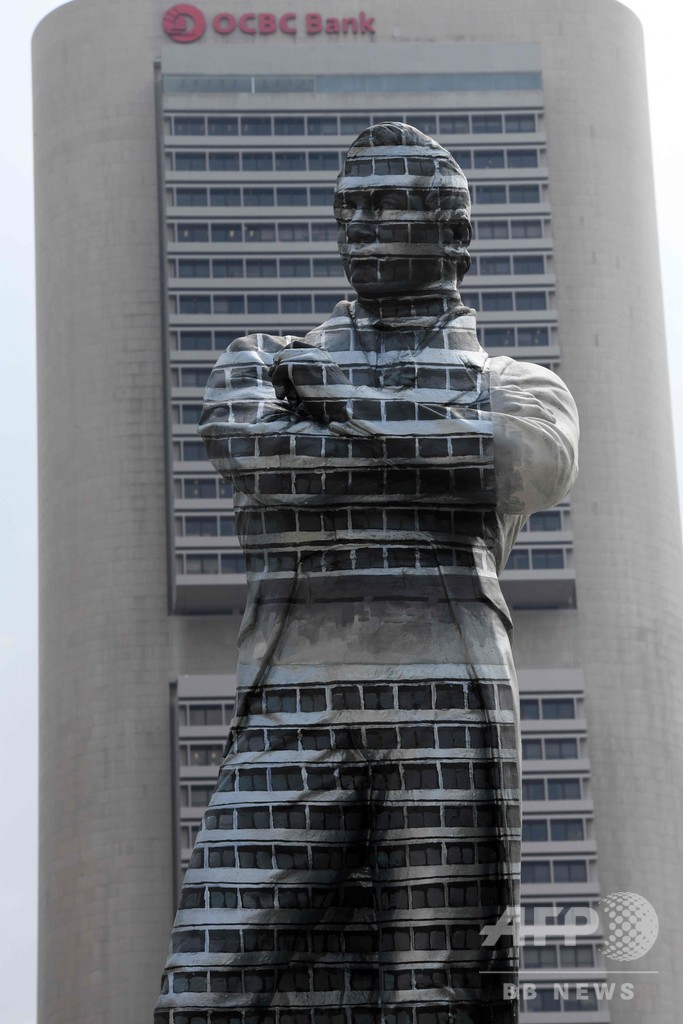 ラッフルズ像が消えた？ 上陸200年記念アート シンガポール