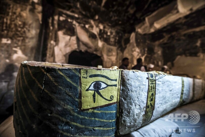 エジプト、古代都市テーベで新たに発見の墓を公開 無傷の石棺も