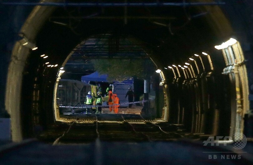 ロンドンで路面電車が脱線 横転 7人死亡 速度超過か 写真6枚 国際ニュース Afpbb News