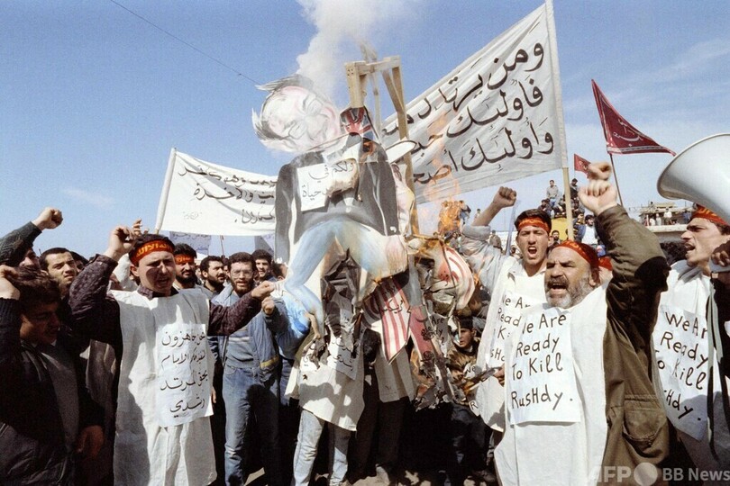 イラン保守系メディア、「背教者」ラシュディ氏襲撃を称賛