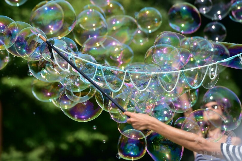 暑さも飛んでいけ!? シャボン玉飛ばす大道芸人たち 伊ミラノ