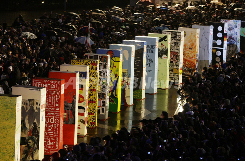 「ベルリンの壁」崩壊20年を祝う巨大ドミノ倒し