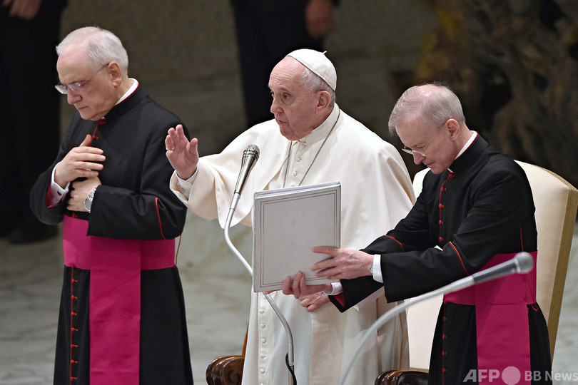  教皇、突然ステージに上がってきた少年に帽子をプレゼント