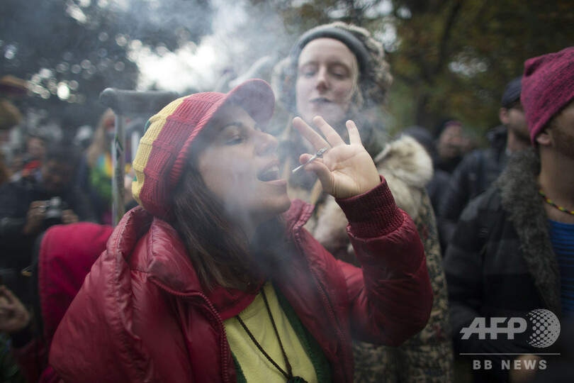 大麻を吸うと「良い母親になれる」、カナダの母親団体が主張
