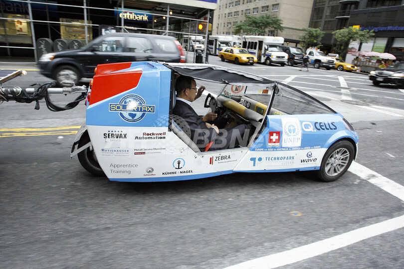 国連総長、ソーラータクシーを試乗