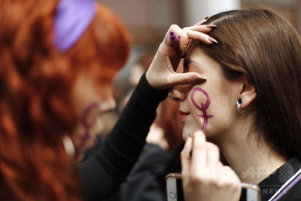 集団レイプの男5人に強姦罪不適用、抗議のデモ3日目 スペイン 写真6枚 国際ニュース：AFPBB News