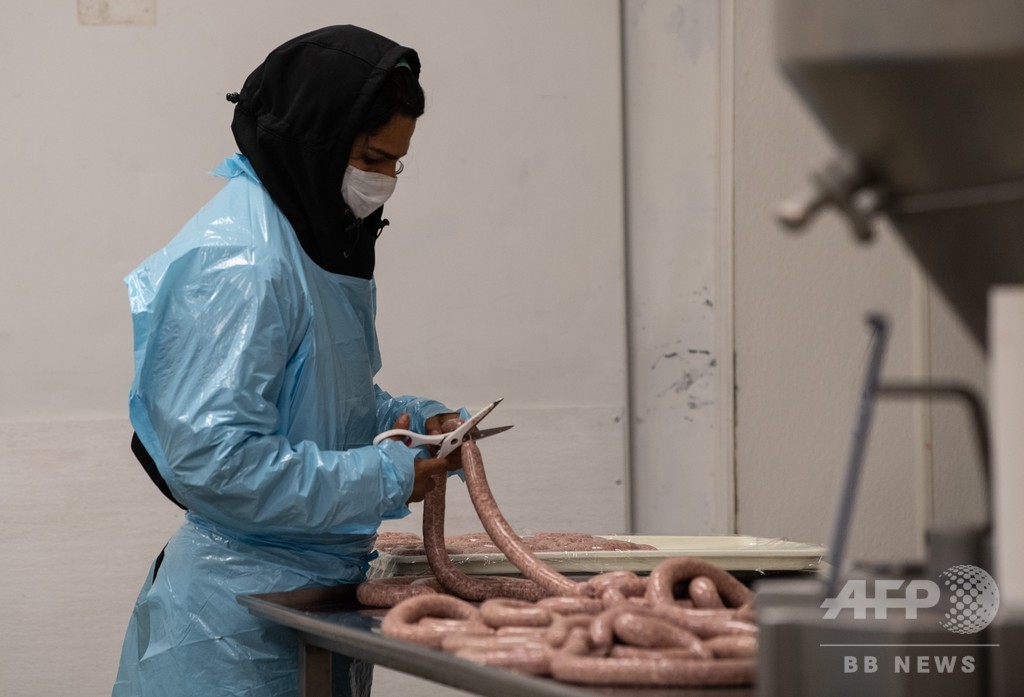 大統領令で操業続ける米食肉工場、移民労働者が直面する感染の恐怖