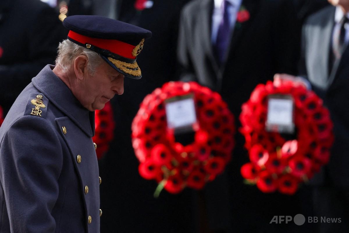 チャールズ英国王が戦没者を追悼、「休戦記念日曜日」の式典 写真9枚