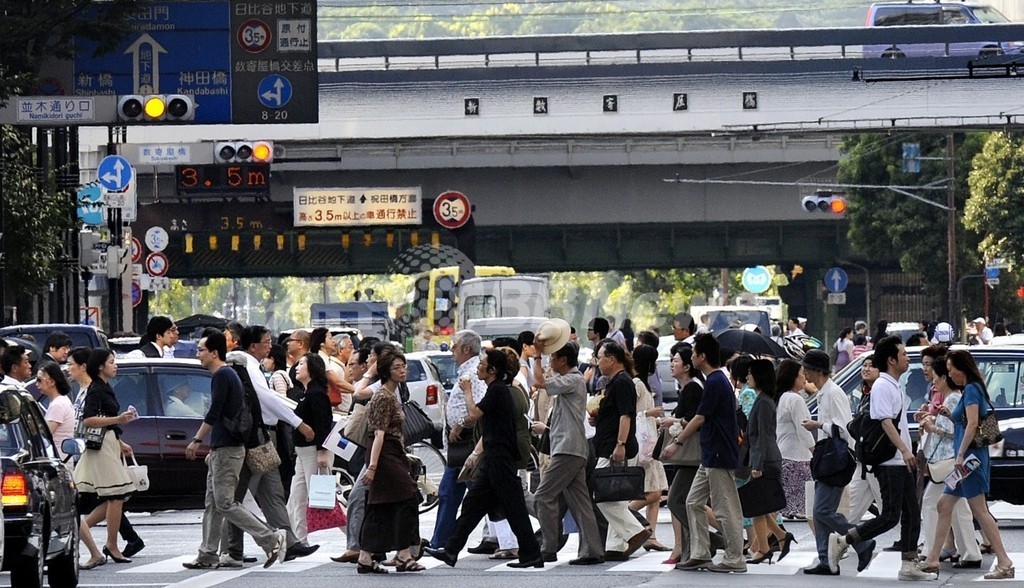 ひったくり対策に女装警官が出動、愛知県警 ひったくり対策に女装警官が出動、愛知県警
