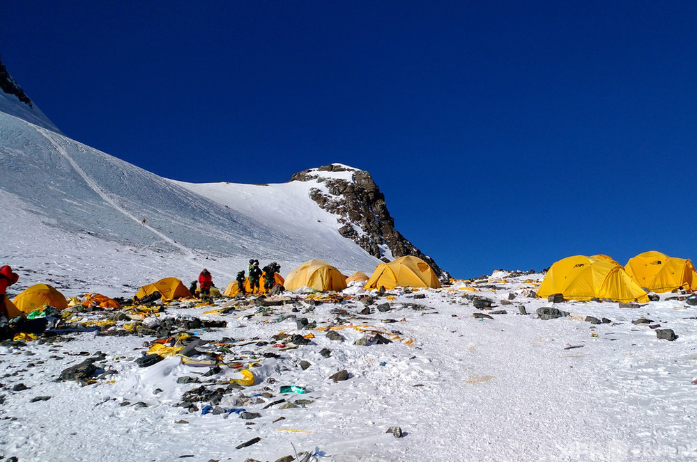 エベレスト山頂もマイクロプラスチック汚染、登山具に由来か 研究