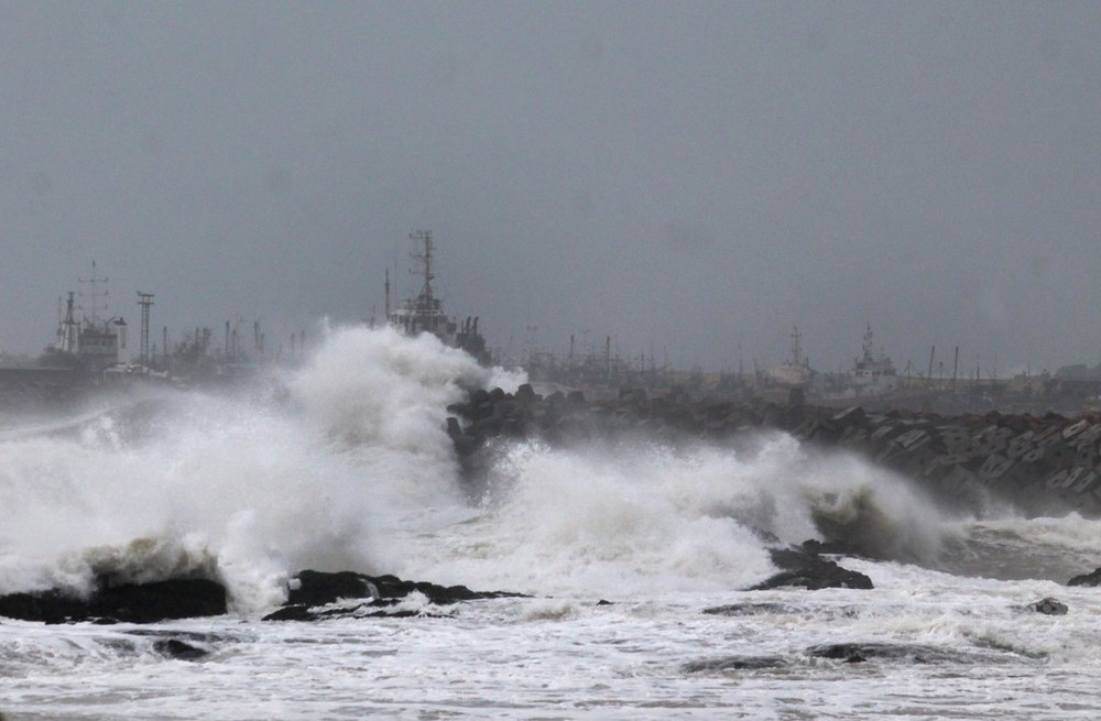 Тропический циклон атлантика. Ураган тайфун циклон. Вихрь торнадо циклон. Циклон в27. Мадагаскар шторм.