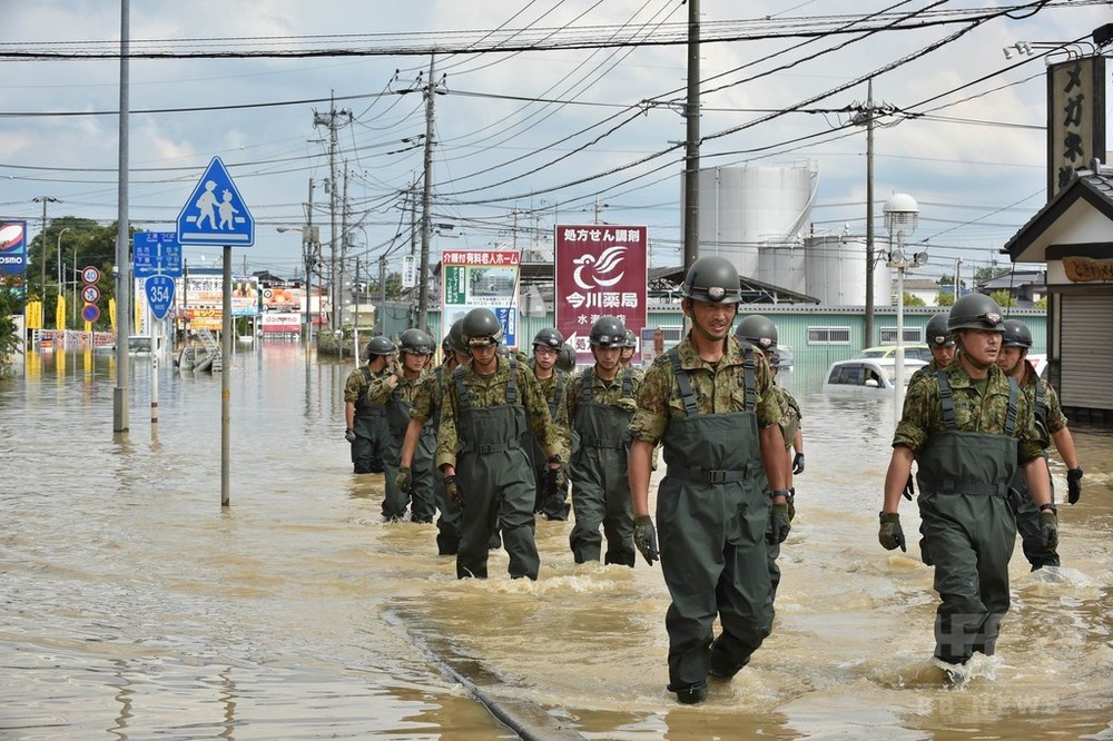 茨城県常総市の水害被災地、安倍首相が視察 写真33枚 国際ニュース:AFPBB News 茨城県常総市の水害被災地、安倍首相が視察 写真33枚 国際ニュース:AFPBB News