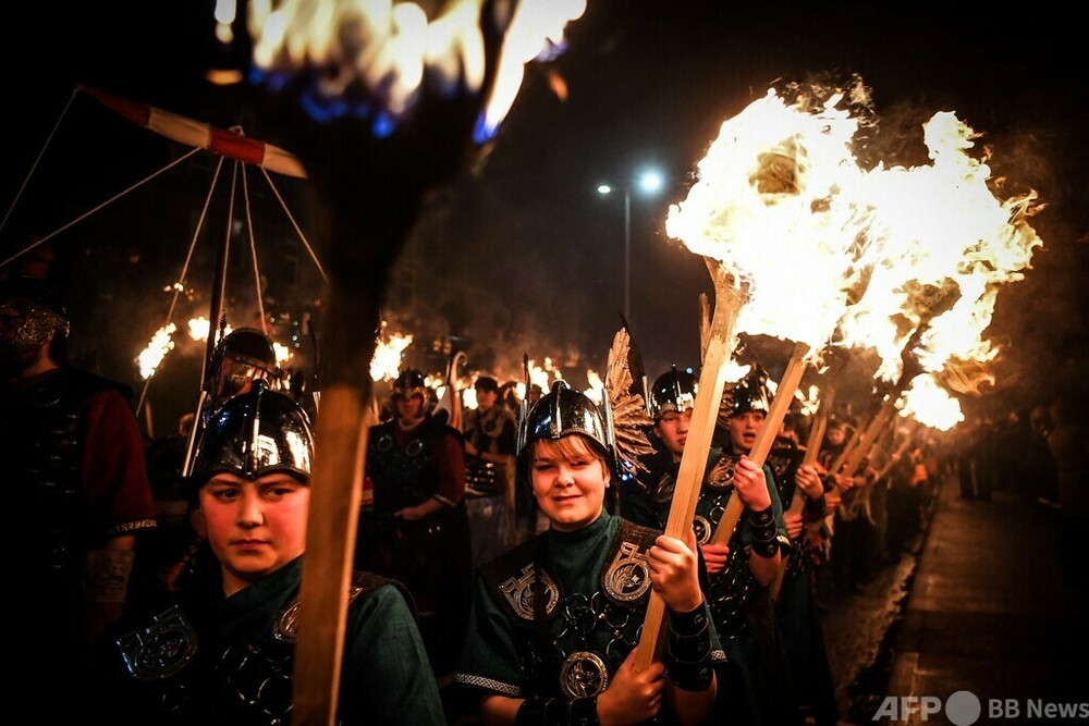 伝統のバイキング火祭り、「女人禁制」解除 英シェトランド諸島 写真17