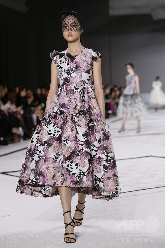 モノトーンに花飾りとレースを添えて、「ジャンバティスタ・ヴァリ」15年春夏オートクチュール