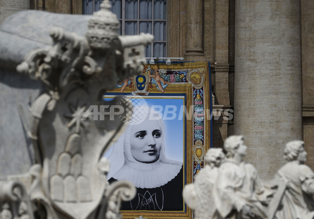 ローマ法王、約800人を聖人に 中絶反対を明言
