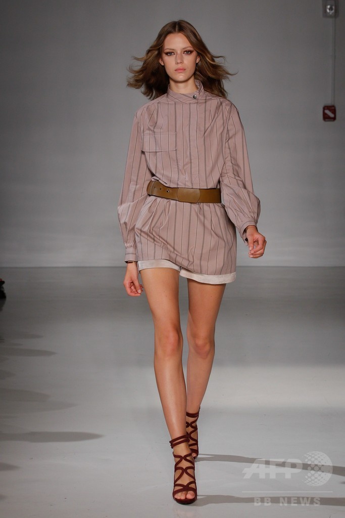 膝下丈のスカートでエレガントに、「ジル・スチュアート」15年春夏