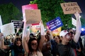 米連邦最高裁判所が、女性の人工妊娠中絶の権利を認める判決を覆す可能性が報じられた後、首都ワシントンの同裁前で中絶の権利を改めて訴える賛成派（2022年5月2日撮影）。(c)Stefani Reynolds / AFP