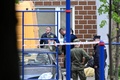 ロシア・モスクワで、無人機攻撃を受けた集合住宅を調べる捜査官（2023年5月30日撮影）。(c)Kirill KUDRYAVTSEV / AFP