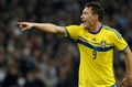 サッカー国際親善試合、フランス対スウェーデン。チームメートに指示を出すスウェーデンのキム・カルストロム（Kim Kallstrom、2014年11月18日撮影）。(c)AFP/FRANCK FIFE