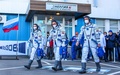 カザフスタン・バイコヌール宇宙基地で、ロシアの宇宙船ソユーズに向かう（左から）俳優のユリア・ペレシルドさん、アントン・シュカプレロフ宇宙飛行士、クリム・シペンコ監督。ロスコスモス提供（2021年10月5日撮影・公開、資料写真）。(c)AFP PHOTO / Russian space agency Roscosmos