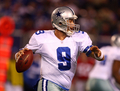 スクランブルをかけるカウボーイズのQBトニー・ロモ（%%Tony Romo%%）。(c)AFP/Getty Images Al Bello