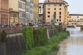 イタリア・フィレンツェで、陥没した土手に駆け付けた消防士たち（2016年5月25日撮影）。(c)AFP/CLAUDIO GIOVANNINI