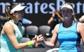 全豪オープンテニス、女子シングルス準々決勝。試合後、握手を交わすココ・バンダウェイ（右）とガルビネ・ムグルサ（2017年1月24日撮影）。(c)AFP/GREG WOOD