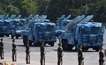 中国・北京の天安門広場で行われた抗日戦争勝利70年を記念する軍事パレードに登場したミサイル（2015年9月3日撮影）。(c)AFP/GREG BAKER