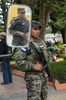 中米ホンジュラスのエルサルバドルとの国境に近いマルカラで、市内を巡回する兵士（2016年11月30日撮影）。(c)AFP/ORLANDO SIERRA
