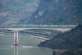 新しい成都・昆明鉄道を走る列車（2022年12月27日提供）。(c)CGTN Japanese