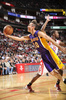 米プロバスケットボール協会（NBA）のロサンゼルス・レイカーズ（Los Angeles Lakers）に所属するスティーブ・ナッシュ（Steve Nash）が8日、ヒューストン・ロケッツ（Houston Rockets）戦で史上5人目となる通算1万アシストを達成した。

ナッシュは前半にアントワン・ジェイミソン（Antawn Jamison）の得点をアシストし、リーグ史上4番目の速さとなる通算1162試合目で1万アシストに到達した。

ヒューストン・ロケッツのトニー・ダグラス（Toney Douglas）をかわし得点を狙うロサンゼルス・レイカーズのスティーブ・ナッシュ（2013年1月8日撮影）。(c)AFP/Getty Images/NBAE/Bill Baptist