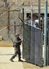 非武装地帯（DMZ）に近い韓国北部・坡州（Paju）に設置された軍の施設に入る兵士（2013年3月27日撮影、資料写真）。(c)AFP/JUNG YEON-JE