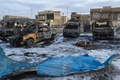 イラクの首都バグダッド南部の中古車市場で起きた自動車爆弾攻撃の現場（2017年2月16日撮影）。(c)AFP