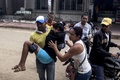 コロンビア北部エル・カルメン・デ・ボリバル（El Carmen de Bolivar）市の病院に運び込まれる失神した少女（2014年8月29日撮影）。(c)AFP/Joaquin Sarmiento
