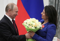 ロシア・モスクワの大統領府（クレムリン）で、ウラジーミル・プーチン大統領（左）からアレクサンドル・ネフスキー勲章を授与される国営テレビRTのマルガリータ・シモニャン編集長（2019年5月23日撮影、資料写真）。(c)EVGENIA NOVOZHENINA / POOL / AFP
