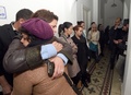チュニジアの首都チュニス（Tunis）のジャーナリスト組合本部で、イスラム教スンニ派（Sunni）の過激派組織「イスラム国（Islamic State、IS）」のリビアの傘下グループによる2ジャーナリスト殺害発表を受け悲しむ記者ら（2015年1月8日撮影）。(c)AFP/FETHI BELAID