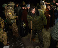ウクライナ・ルガンスク近郊で、ウクライナ兵との捕虜交換で解放された親露派の戦闘員（2015年2月21日撮影）。(c)AFP/VASILY MAXIMOV