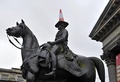 英スコットランドのグラスゴー（Glasgow）市内で、頭部にカラーコーンを載せられたウェリントン公（Duke of Wellington）の像（2013年11月13日撮影）。(c)AFP/ANDY BUCHANAN