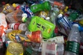 中国・北京の処理場に集まったプラスチックごみ（2018年5月16日撮影、資料写真）。(c)NICOLAS ASFOURI / AFP