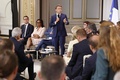 仏パリで、暴動が発生している都市の首長らと会談するエマニュエル・マクロン大統領（2023年7月4日撮影）。(c)Ludovic MARIN / POOL / AFP