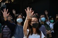 香港で、民主派デモの参加者が警官に撃たれたことに抗議する人々（2019年11月11日撮影）。(c)Anthony WALLACE / AFP