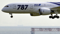 全日本空輸（All Nippon Airways、ANA）に25日引き渡された米航空機大手ボーイング（Boeing）の新世代旅客機「ボーイング787ドリームライナー（Boeing 787 Dreamliner）」1号機が28日、東京・羽田空港に到着した。

前日、明け方の曇り空のもと、予定より45分遅れで米ワシントン（Washington）州エバレット（Everett）のペインフィールド（Paine Field）空港を離陸した787は28日午前9時過ぎ、羽田空港に到着。多くの報道陣、航空ファンらに迎えられた。

1機平均2億200万ドル（約155億円）、乗客定員は330席。当初の予定では2008年初めに最初の機体が全日空に納入される予定だった。ボーイングにとってドリームライナーは、軽量化を図った中型旅客機の成功を賭けた存在でもある。

全日空は来月26日、成田発香港行きの便で、787を世界で初めて導入する。その後、羽田－北京（Beijing）や羽田－フランクフルト（Frankfurt）線でも運航していく。

写真は東京・羽田空港に着陸する全日本空輸のボーイング787ドリームライナー1号機（2011年9月28日撮影）。(c)AFP/Yoshikazu TSUNO