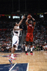 08-09NBA東カンファレンスプレーオフ1回戦、アトランタ・ホークス（%%Atlanta Hawks%%）対マイアミ・ヒート（%%Miami Heat%%）第7戦。試合はジョー・ジョンソン（%%Joe Johnson%%）が27得点を記録し、ホークスが91-78で勝利し、対戦戦績を4勝3敗として同準決勝へ進んだ。ホークスは準決勝でレブロン・ジェームズ（%%LeBron James%%）率いるクリーブランド・キャバリアーズ（%%Cleveland Cavaliers%%）と対戦する。写真はジョー・ジョンソンのブロック越しにシュートを放つヒートのドウェイン・ウェイド（%%Dwyane Wade%%、右）。（2009年5月3日撮影）(c)AFP/Getty Images/NBAE/Scott Cunningha