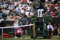 テニス、ウィンブルドン選手権、女子シングルス4回戦。主審に抗議するミラ・アンドレーワ（左、2023年7月10日撮影）。(c)Daniel LEAL / AFP