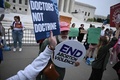 米首都ワシントンの最高裁前で、抗議活動をする人々（2022年5月3日撮影）。(c)Brendan SMIALOWSKI / AFP